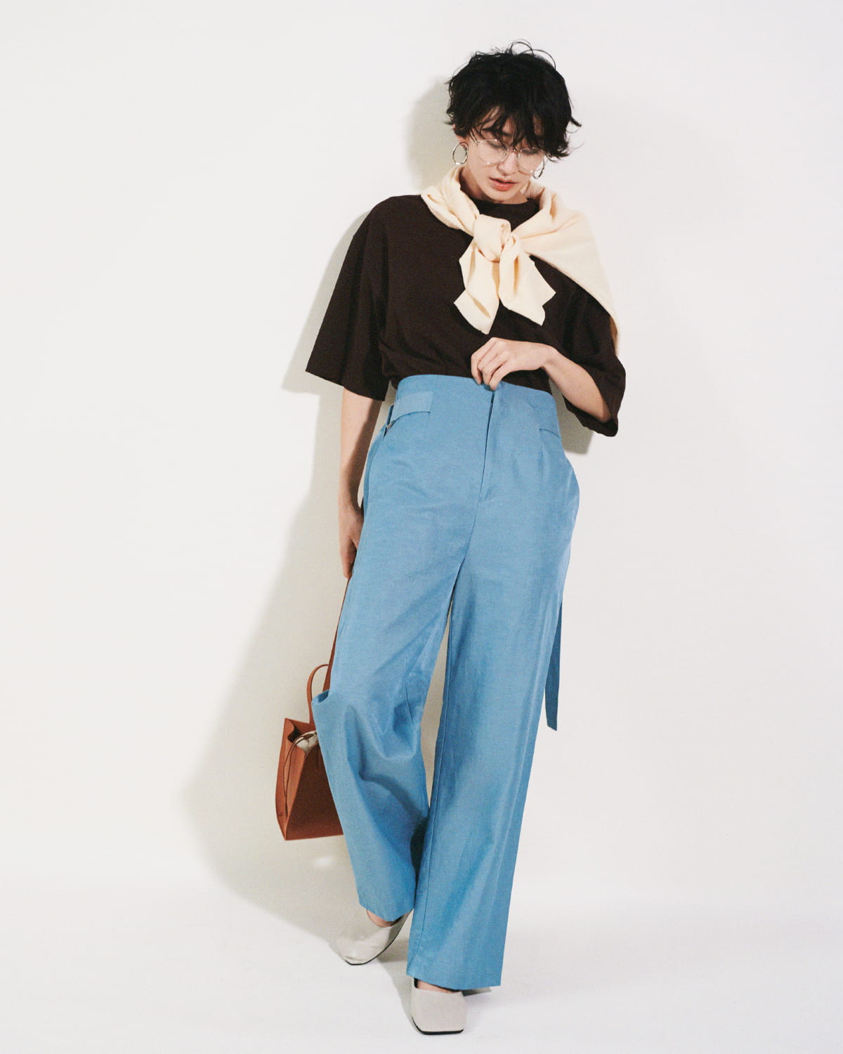 Knit tops 6,930yen (tax in), Tops 5,720yen (tax in), Pants 9,460yen (tax in), Glassses 4,620yen (tax in), Earrings 4,620yen (tax in), Bag 8,910yen (tax in), and Shoes 10,780yen (tax in)