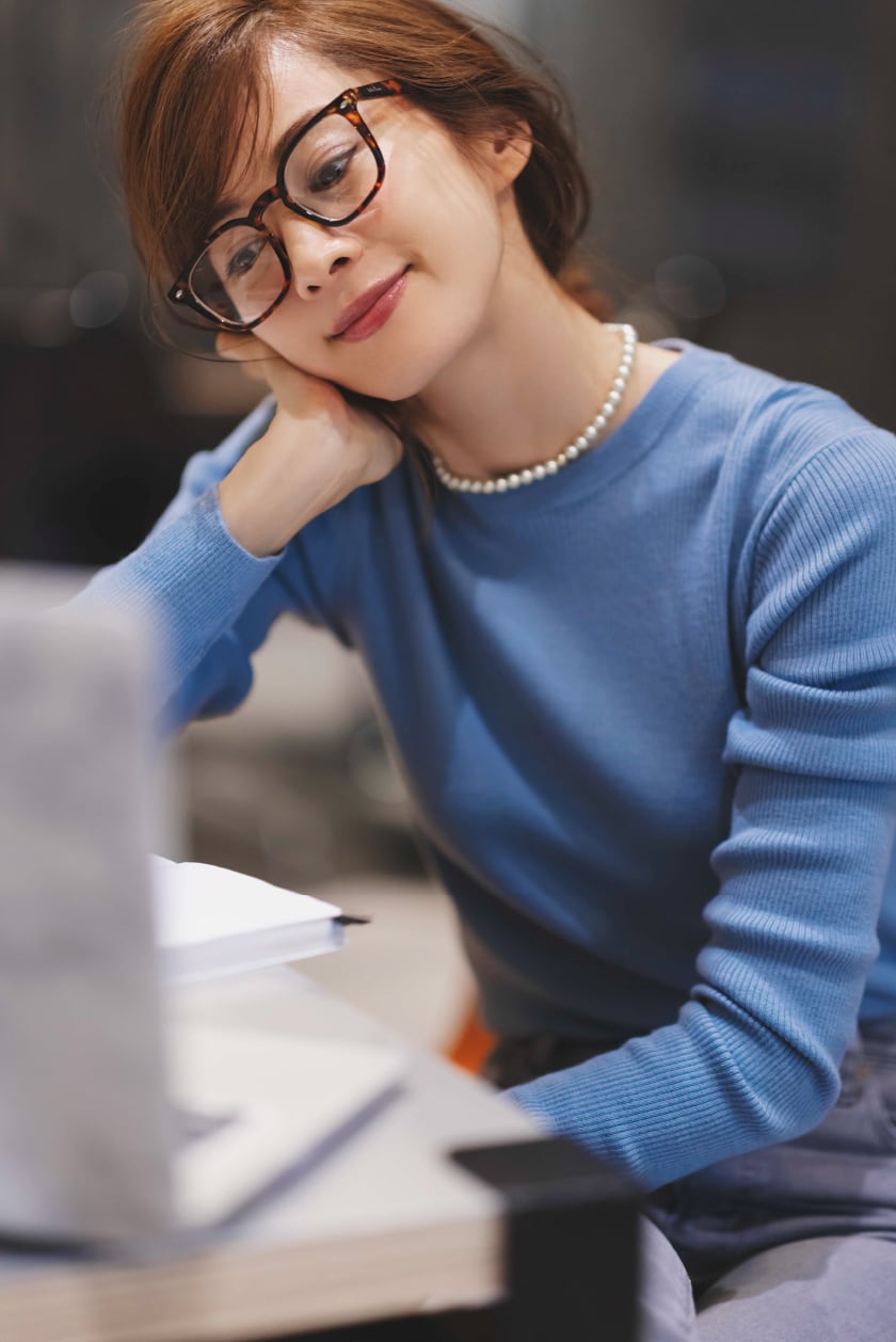 Knit tops 7,480yen(tax in), Pants 9,130yen(tax in), Glasses 4,620yen(tax in), Necklace 4,840yen(tax in), Shoes 5,940yen(tax in), and Bag 9,680yen(tax in)