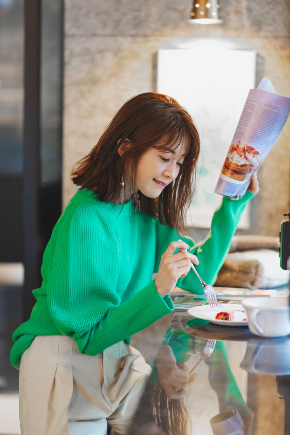 Knit tops 7,920yen(tax in), Pants 9,460yen(tax in), Earrings 3,960yen(tax in), and Shoes 10,780yen(tax in)