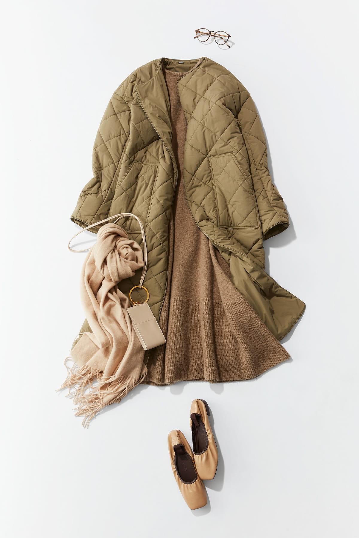 Coat 19,000yen+tax, Knit dress 12,000yen+tax, Glasses 4,200yen+tax, Bag 8,600yen+tax, Stole 7,800yen+tax, and Shoes 9,800yen+tax