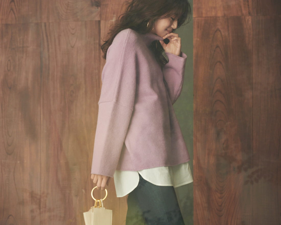 Knit tops 9,000yen+tax, Pants 8,100yen+tax, Pierced earrings 4,500yen+tax, Bag 8,600yen+tax, and Shoes 11,300yen+tax