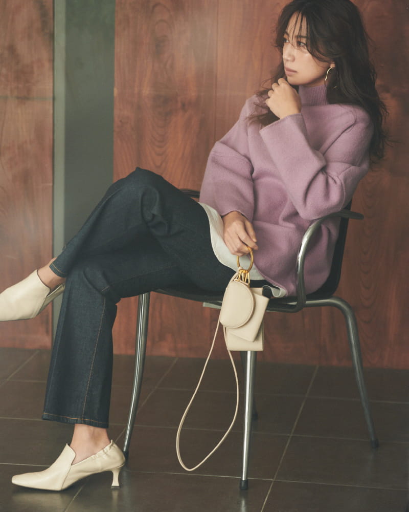 Knit tops 9,000yen+tax, Pants 8,100yen+tax, Pierced earrings 4,500yen+tax, Bag 8,600yen+tax, and Shoes 11,300yen+tax