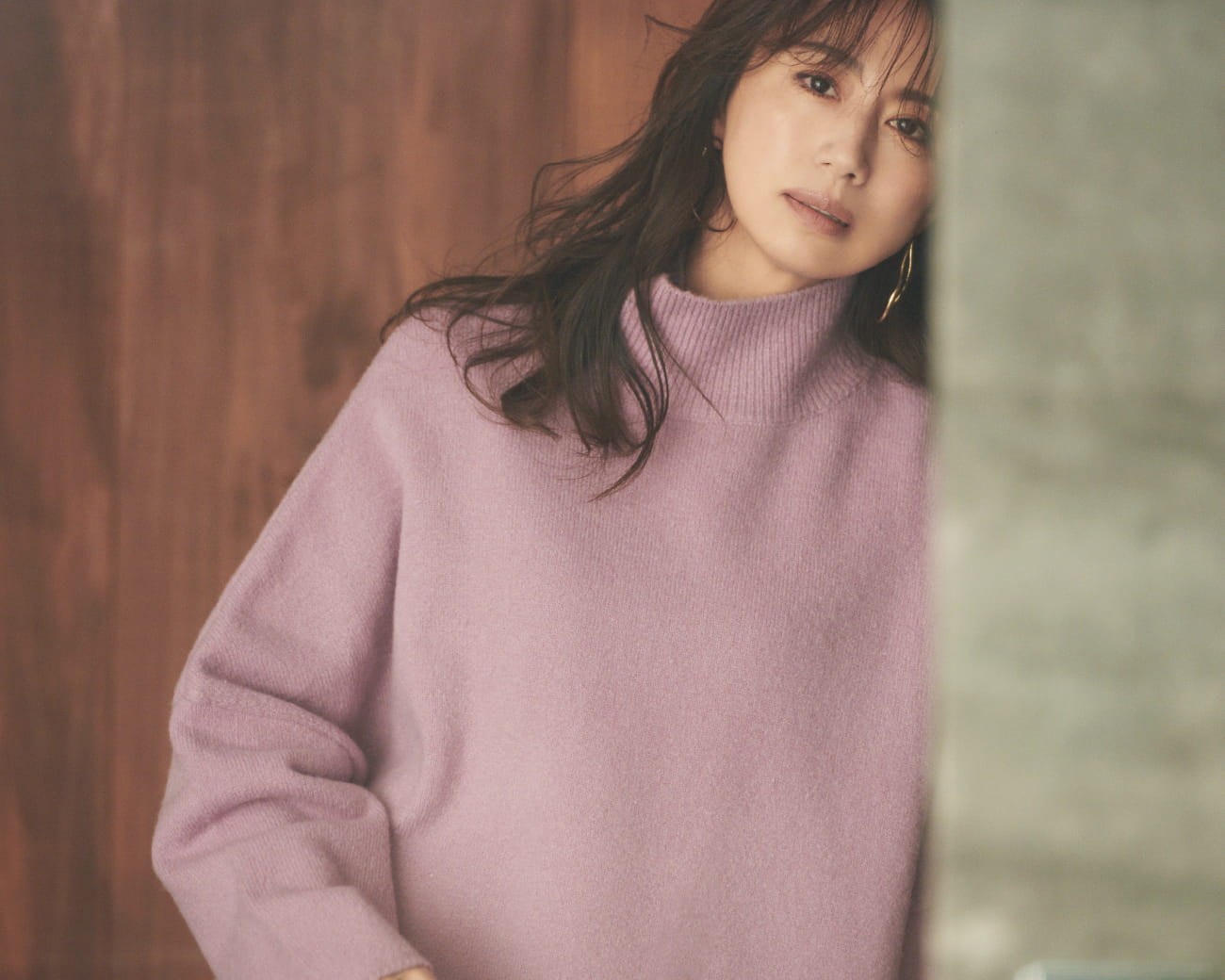 Knit tops 9,000yen+tax, Pants 8,100yen+tax, Pierced earrings 4,500yen+tax, Bag 8,600yen+tax, and Shoes 11,300yen+tax