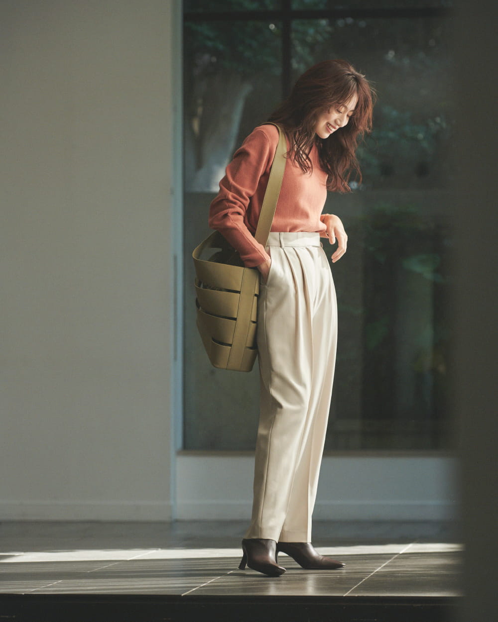 Knit tops 6,800yen+tax, Pants 8,400yen+tax, Pierced earrings 4,500yen+tax, Bag 10,500yen+tax, and Boots 12,700yen+tax