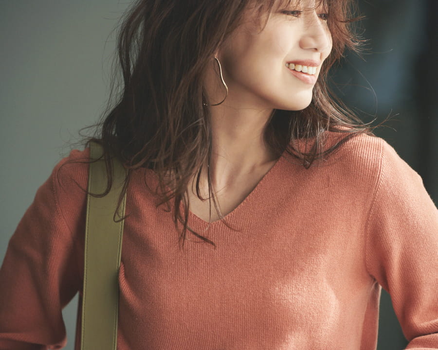 Knit tops 6,800yen+tax, Pants 8,400yen+tax, Pierced earrings 4,500yen+tax, Bag 10,500yen+tax, and Boots 12,700yen+tax