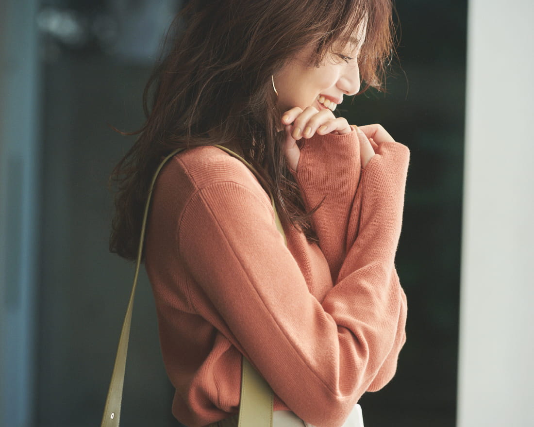 Knit tops 6,800yen+tax, Pants 8,400yen+tax, Pierced earrings 4,500yen+tax, Bag 10,500yen+tax, and Boots 12,700yen+tax