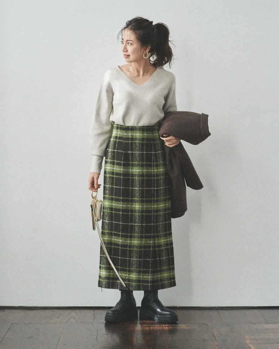 Jacket 19,000yen+tax, Knit tops 6,800yen+tax, Skirt 9,000yen+tax, Earrings 4,200yen+tax, Necklace 4,400yen+tax, Bag 8,600yen+tax, and Boots 12,800yen+tax