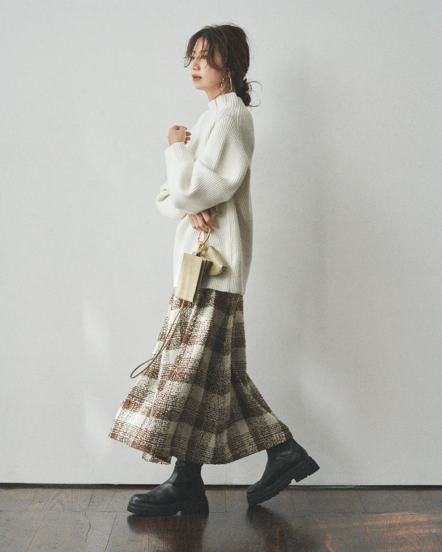 Knit tops 8,100yen+tax, Skirt 10,500yen+tax, Pierced earrings 4,500yen+tax, Bag 8,600yen+tax, and Boots 12,800yen+tax