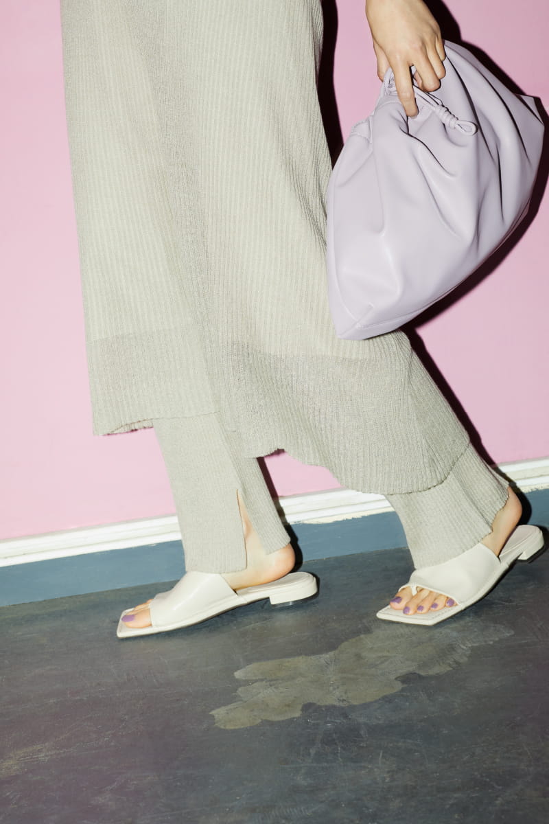 Knit dress 9,130yen(tax in), Knit leggings 5,500yen(tax in), Cap 5,500yen(tax in), Sunglasses 4,620yen(tax in), Ear cuffs 3,960yen(tax in), Necklace 4,840yen(tax in), Bangle 4,950yen(tax in), Bag 8,910yen(tax in), and Sandals 10,120yen(tax in)