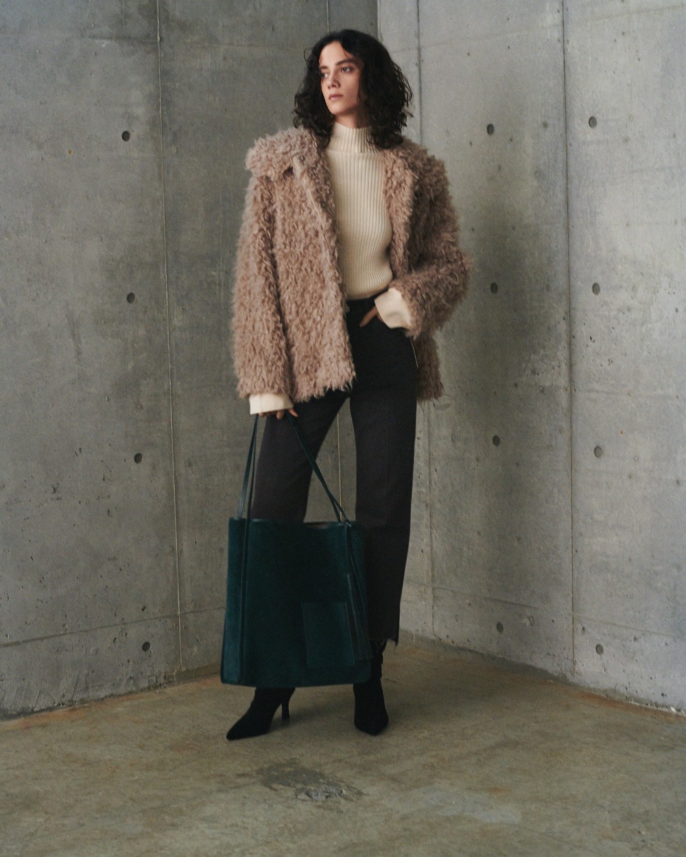 Jacket 20,900yen(tax in), Knit tops 7,480yen(tax in), Pants 8,910yen(tax in), Pierced earrings 5,720yen(tax in), Bag 9,900yen(tax in), and Shoes 13,970yen(tax in)