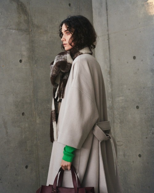 Coat 29,700yen(tax in), Knit tops 7,480yen(tax in), Pants 8,910yen(tax in), Stole 6,160yen(tax in), Bag 9,680yen(tax in), and Shoes 12,100yen(tax in)