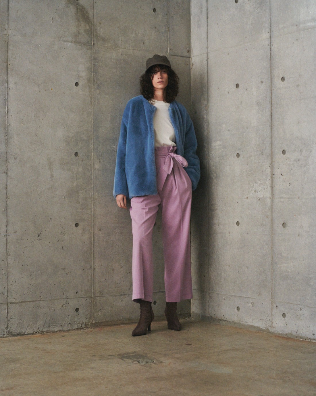 Jacket 20,900yen(tax in), Tops 5,940yen(tax in), Pants 9,680yen(tax in), Cap 5,280yen(tax in), Pierced earrings 4,180yen(tax in), and Boots 13,970yen(tax in)