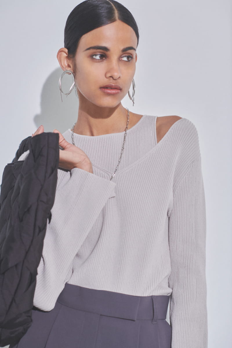 Knit tops 7,920yen(tax in), Pants 9,460yen(tax in), Earrings 4,620yen(tax in), Necklace 4,400yen(tax in), Bracelet 4,620yen(tax in), Bag 9,900yen(tax in), and Sandals 10,780yen(tax in)